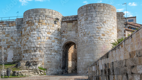 Photos Puerta y palacio de doña Urraca en el perímertro de la muralla medieval de Zamor