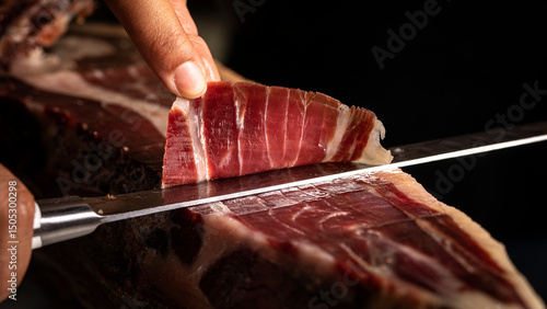 Jamon iberico de bellota tradicional de España cortado a cuchillo