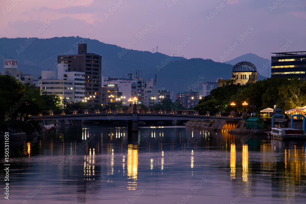 Obraz premium 夕暮れの元安川と原爆ドーム 広島平和記念公園の穏やかな情景