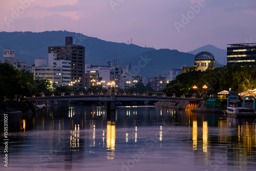 夕暮れの元安川と原爆ドーム 　広島平和記念公園の穏やかな情景