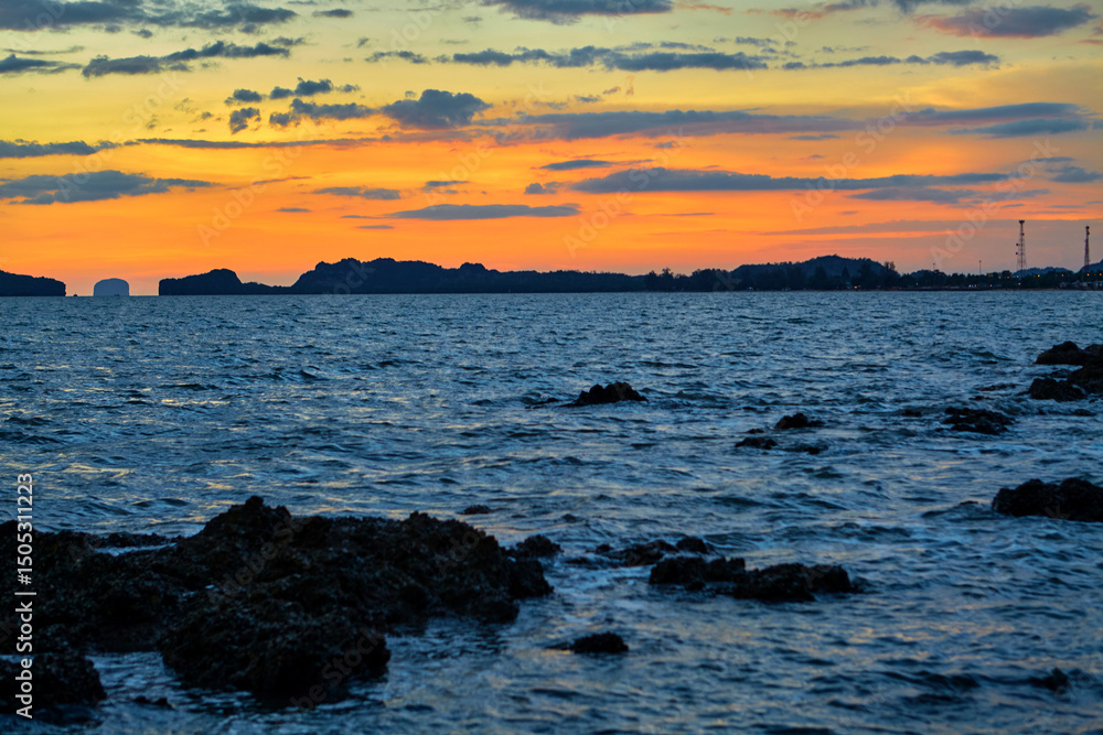 Obraz premium Silhouette of sunset and dramatic sky over the sea at southern Thailand
