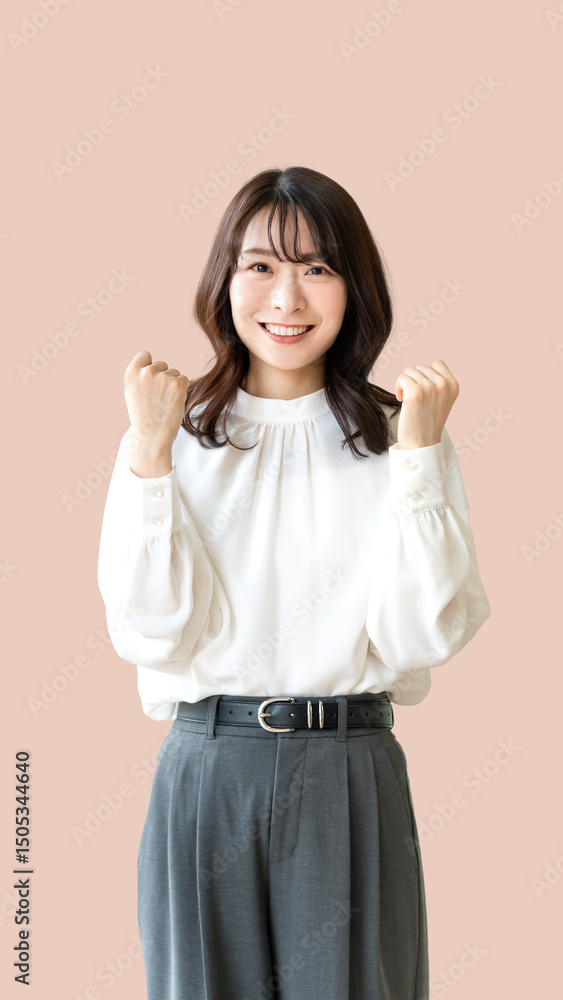 ガッツポーズをする女性・ビジネスウーマン・背景無地・薄いピンク ガッツポーズをする女性・ビジネスウーマン・背景無地・薄いピンク