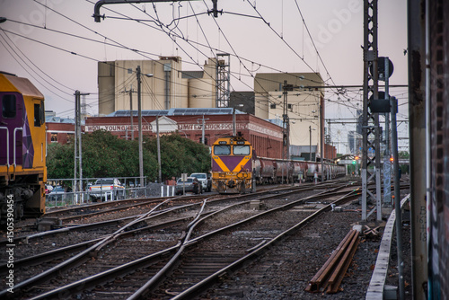 Diesellok in Melbourne mit Güterzug