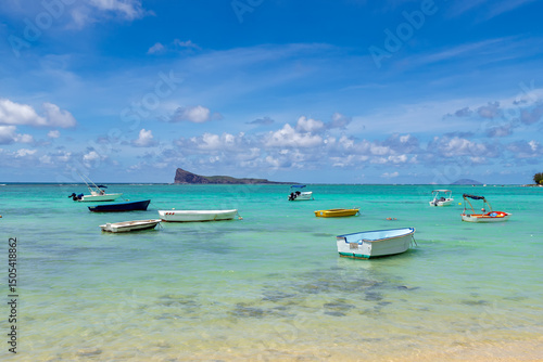 Foto Coastal Mauritius seascape with tropical boats in turquoise waters of Mauritius with coin de mire island