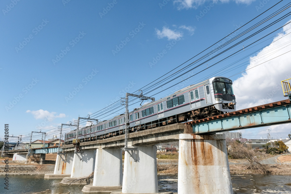 Fototapeta premium 美嚢川の鉄橋を渡る神戸電鉄の電車