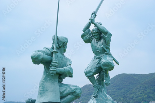 Fototapeta 巌流島にある武蔵・小次郎像