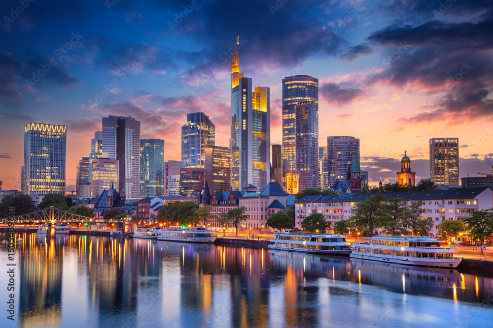 Obraz premium Frankfurt am Main, Germany. Cityscape image of Frankfurt am Main skyline at beautiful sunset.