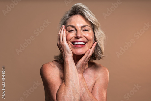 Foto Beauty portrait of beautiful mature woman, concepts about cosmetics, skincare and wellness