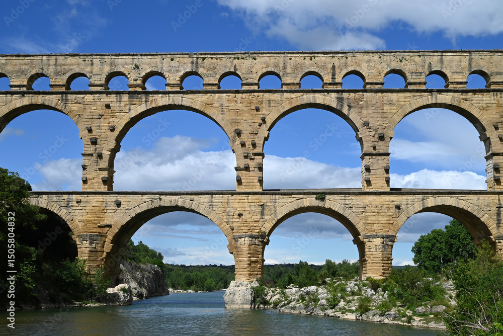 Fototapeta premium Vue générale du Pont du Gard une journée ensoleillée avec quelques nuages