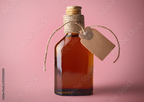 Pote de mel, geleia, com tampa enrolada por corda de sisal e uma etiqueta na cor marrom pendurada em fundo lilás clarinho. Arte ilustração para apresentar marca, logomarca, logotipo, moodboard.  