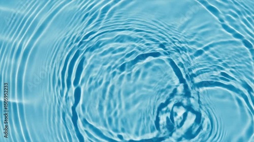 透明な水面に揺らめく青い波紋と光