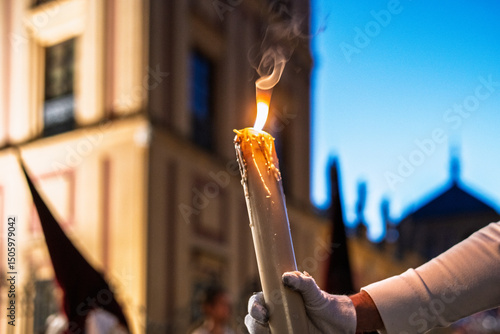 Cuadro en lienzo Candlelit reflection of penitents during Holy Week in Seville