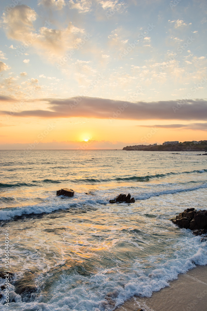 Obraz premium sea beach landscape at sunrise in summer. sun on the sky