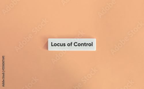 Foto Locus of Control Term on Letter Tile on Pink Background – Minimalist Psychology