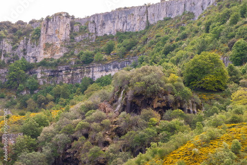Paisaje del cañón del Ebro y la cascada del Tobazo. Tomada en Villaescusa de Ebro en mayo de 2025