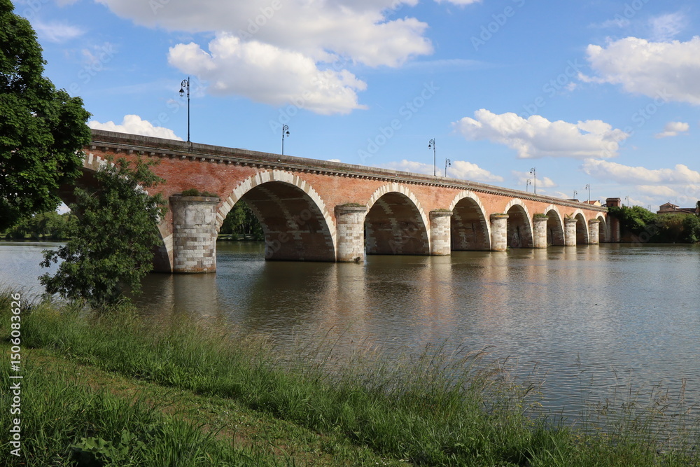 Fototapeta premium Le pont Napoléon sur le fleuve le Tarn, ville de Moissac, département du Tarn et Garonne, France