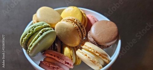 Verschiedene Macarons in weißer Schale