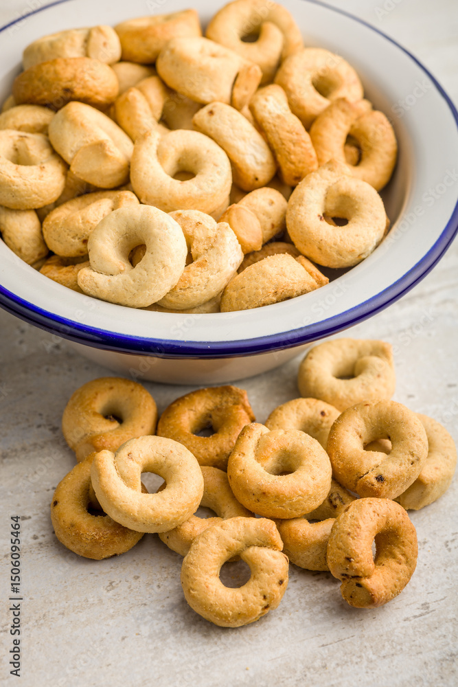 Naklejka premium Salted crispy snack rings on kitchen table.