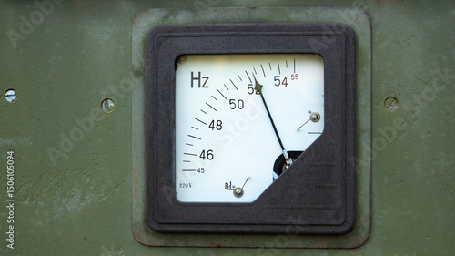 Analog Frequency Meter: Industrial Hz Gauge