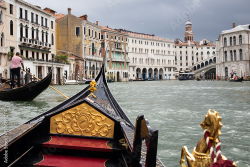 Tapet Decorative front of a gondola with golden emblem and view of Venetian architectu