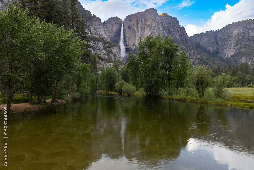 Obraz premium Reflection of Yosemite Falls at Yosemite National Park