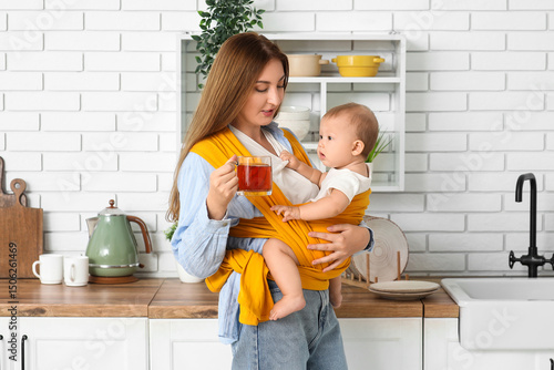 Young mother drinking tea w...