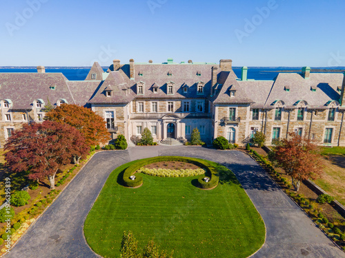 Cuadro en lienzo Historic Aldrich Mansion aka Indian Oaks at 836 Warwick Neck Avenue in Warwick, Rhode Island RI, USA