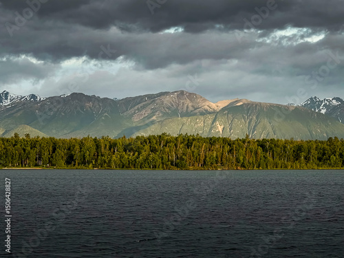 Foto Light shining on mountain at Lake Lucille in Alaska