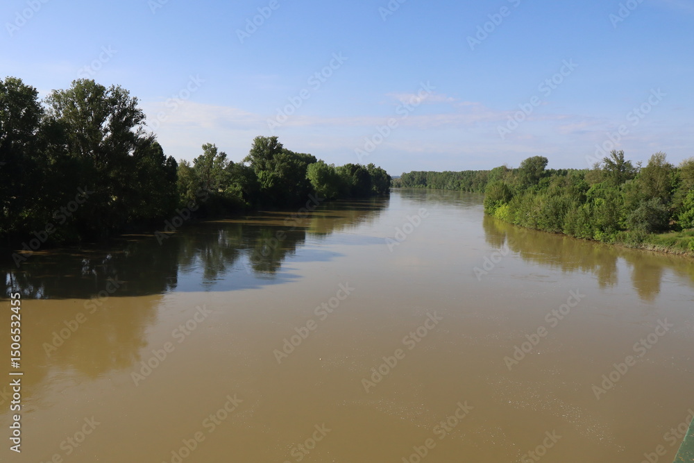 Le fleuve la Garonne, ville de Marmande, département du Lot et Garonne, France Le fleuve la Garonne, ville de Marmande, département du Lot et Garonne, France