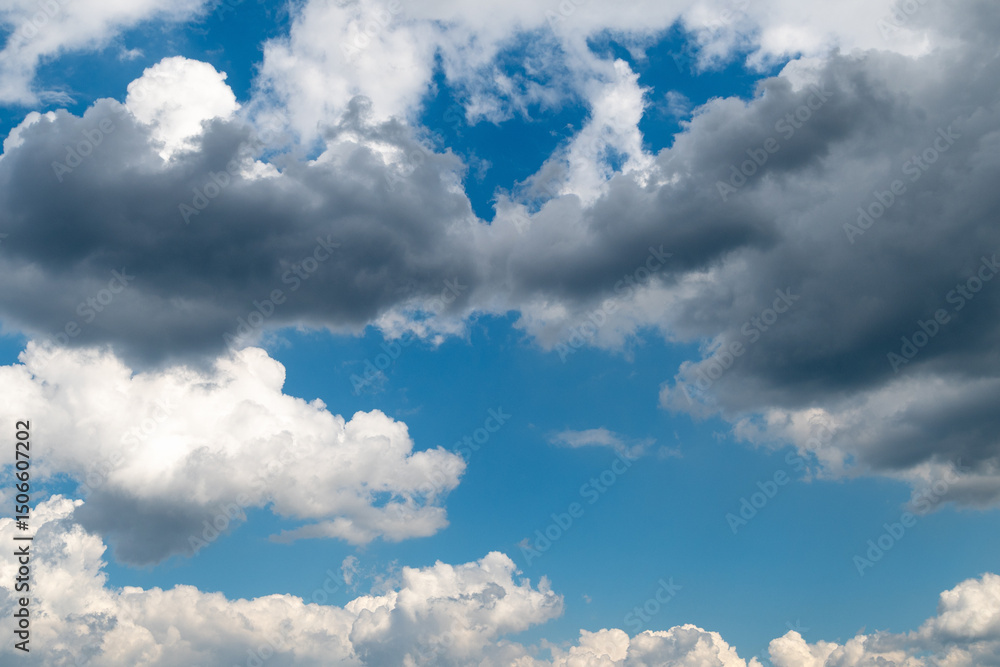 Obraz premium Dramatic sky with dark and light clouds against vibrant blue