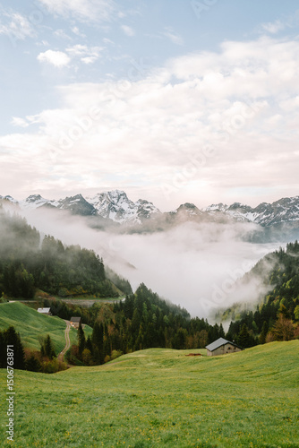 Sonnenaufgang in den Alpen mit Nebel im Tal und Schnee auf den Bergen