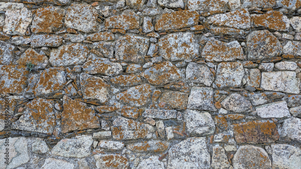 Primer plano de una pared rústica de piedra, textura rugosa, ideal para fondos arquitectónicos y naturales. Primer plano de una pared rústica de piedra, textura rugosa, ideal para fondos arquitectónicos y naturales.
