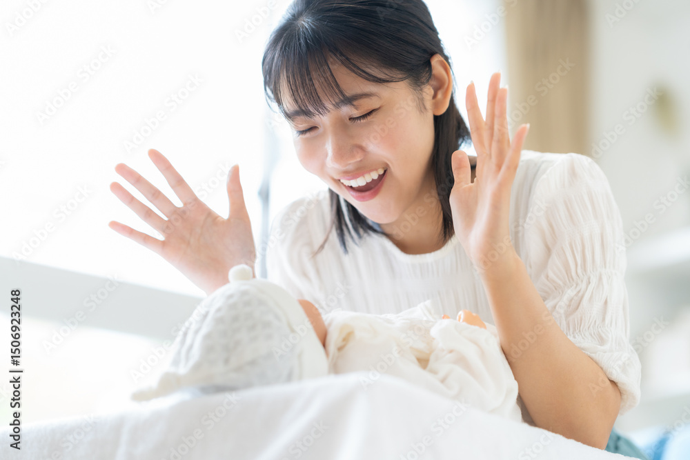 赤ちゃんを育児する若い母親 赤ちゃんを育児する若い母親