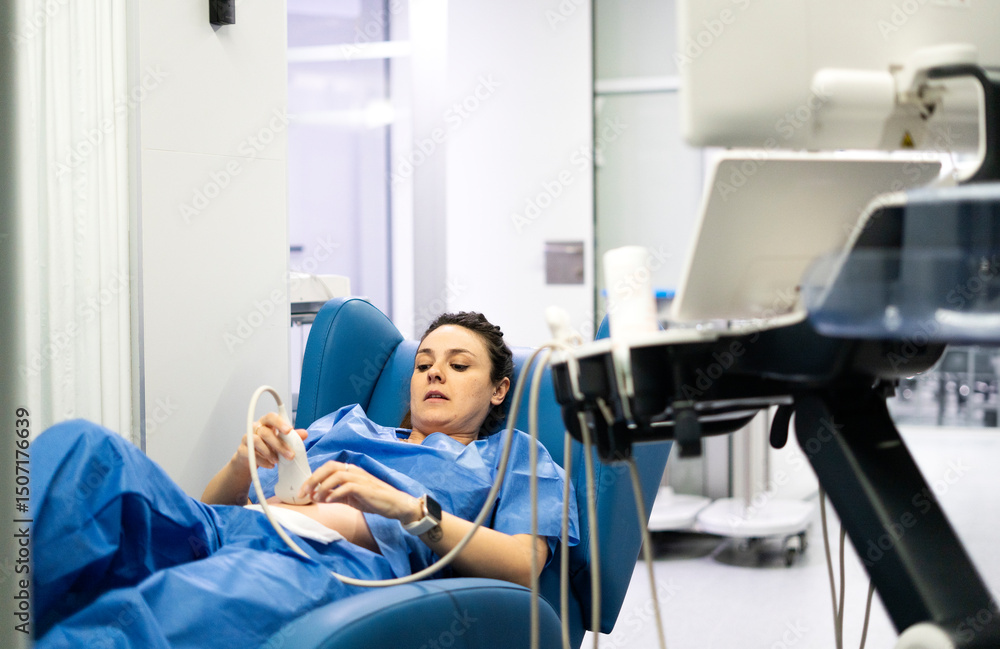 Obraz premium Doctor performing ultrasound examination on patient in hospital