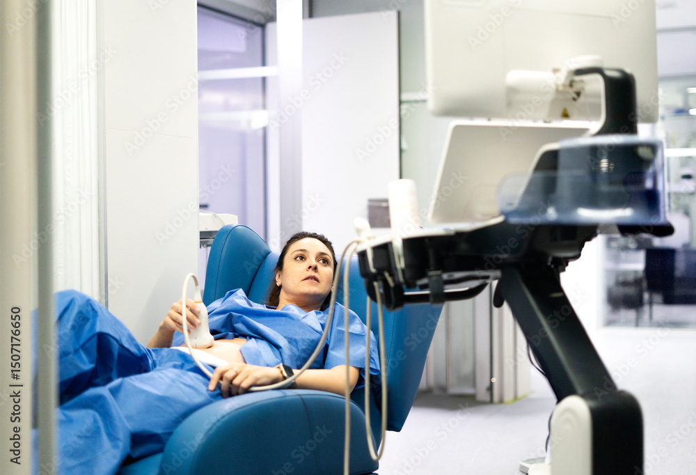 Obraz premium Pregnant woman undergoing medical ultrasound examination in hospital
