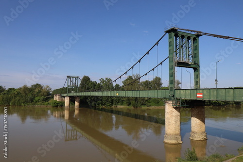 Foto Pont suspendu Renaud Jean sur le fleuve la Garonne, ville de Marmande, départeme