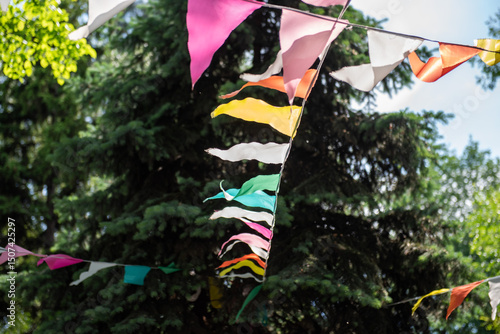 Obraz na płótnie Vibrant, festive garland for cheerful, colorful celebrations. w salonie