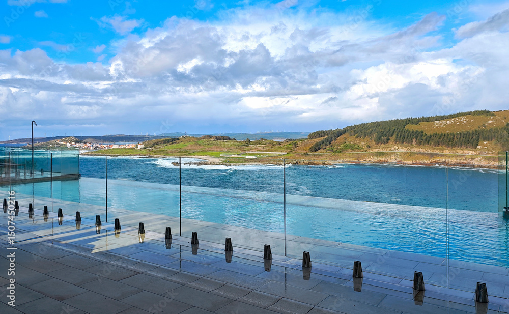 Obraz premium Piscina desbordante frente a la costa de Muxia, Galicia, España