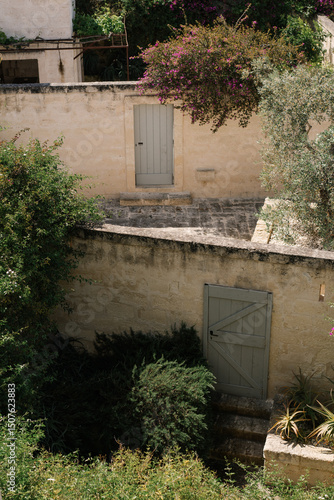 Fototapeta Naklejka Na Ścianę i Meble -  Narrow streets of an old European Mediterranean town