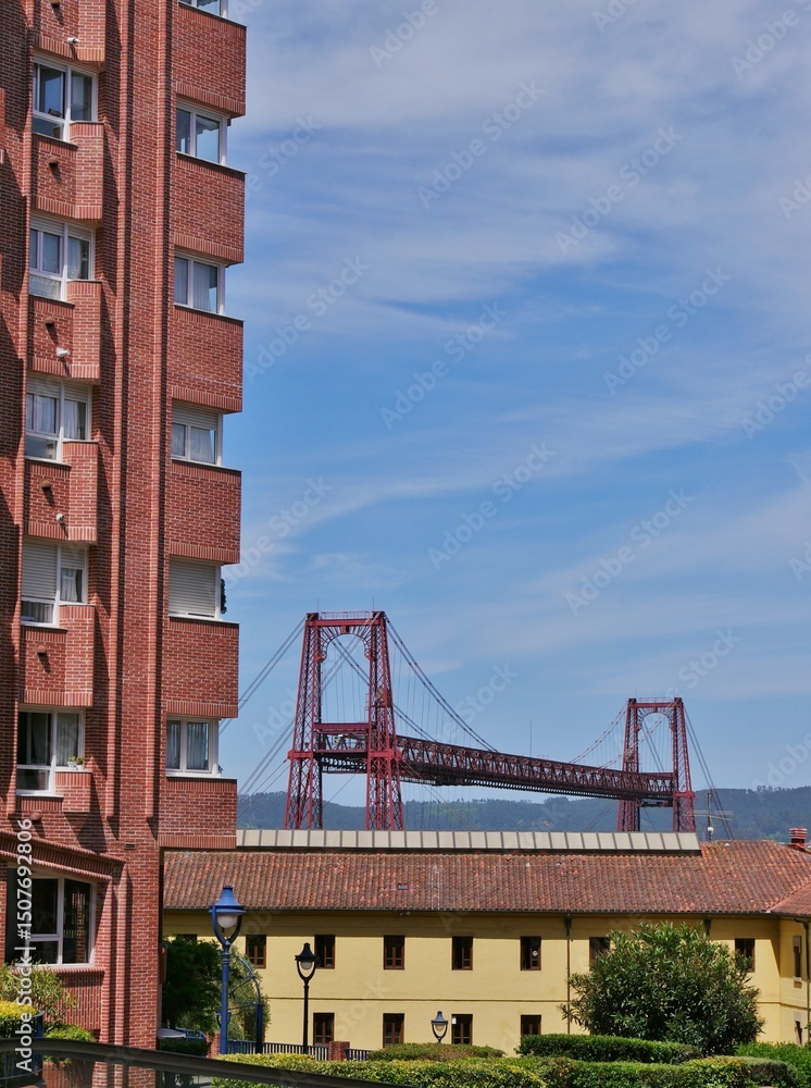 Fototapeta premium Puente Colgan zwischen Häusern in Getxko