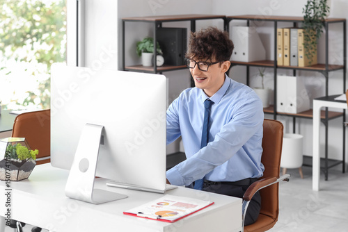 Young businessman with comp...