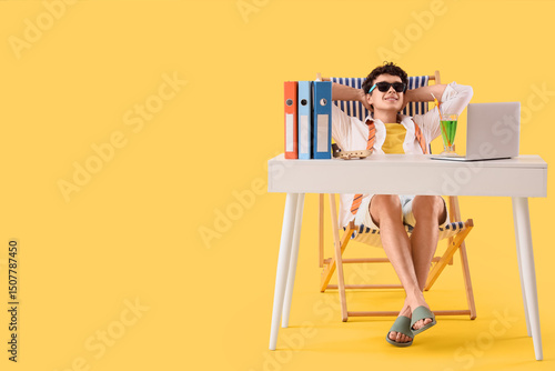 Young businessman waiting f...