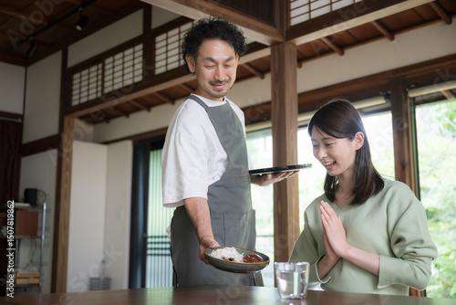 Foto カフェで配膳をする店員とご飯に喜ぶ女性