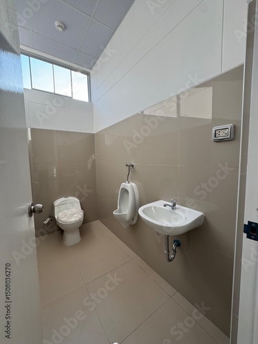 Interior de una edificacion de color blanco y mostasa 