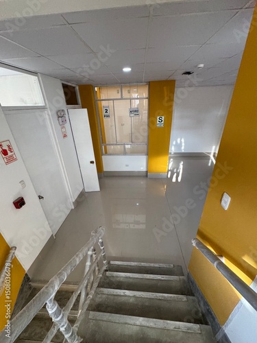 Interior de una edificacion de color blanco y mostasa 