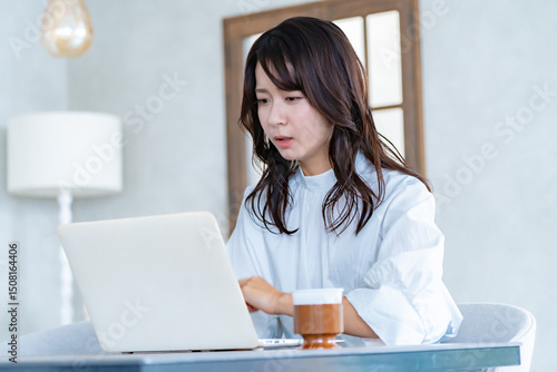 Photos ため息をつく女性