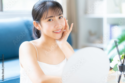 スキンケアをする若い女性 Free Download スキンケアをする若い女性 - GFXLoad