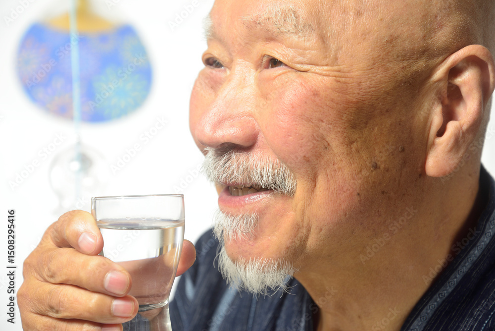 冷酒を笑顔で飲む老人 冷酒を笑顔で飲む老人
