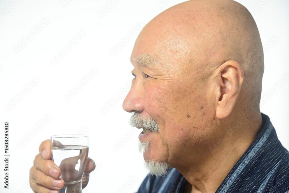 冷酒を笑顔で飲む老人 冷酒を笑顔で飲む老人
