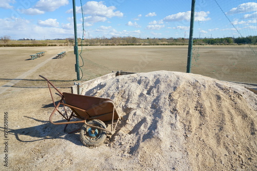 野球場にある整地用の一輪車